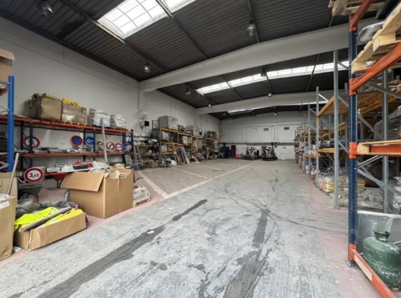 LOCATION ENTREPOT/ACTIVITE/BUREAUX 769 m²