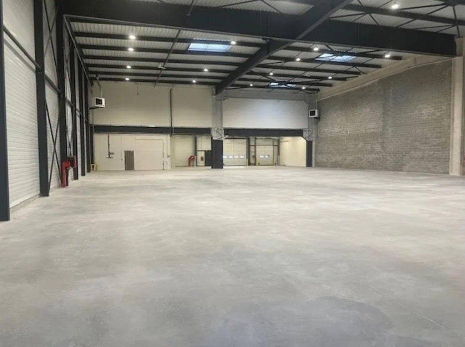 LOCATION ACTIVITES 2738 m²