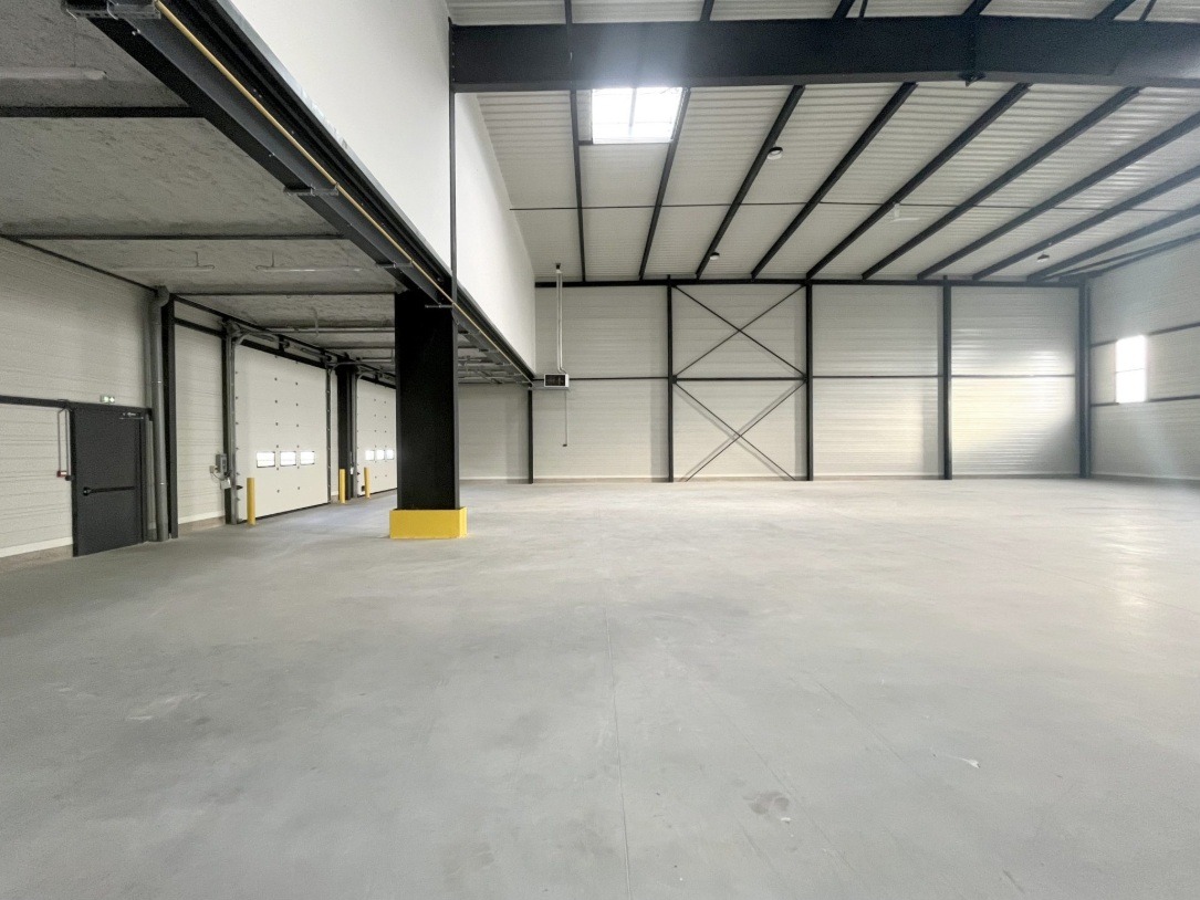 LOCATION ACTIVITES 908 m²