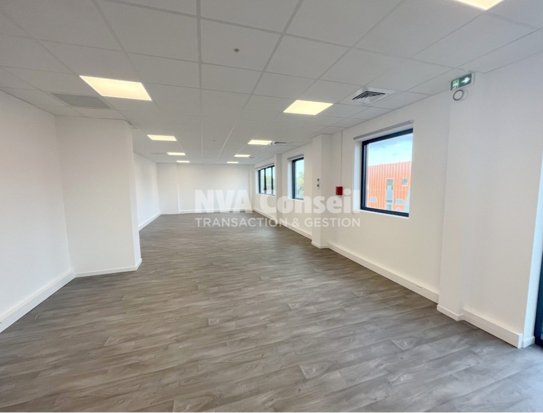 LOCATION ACTIVITES 908 m²