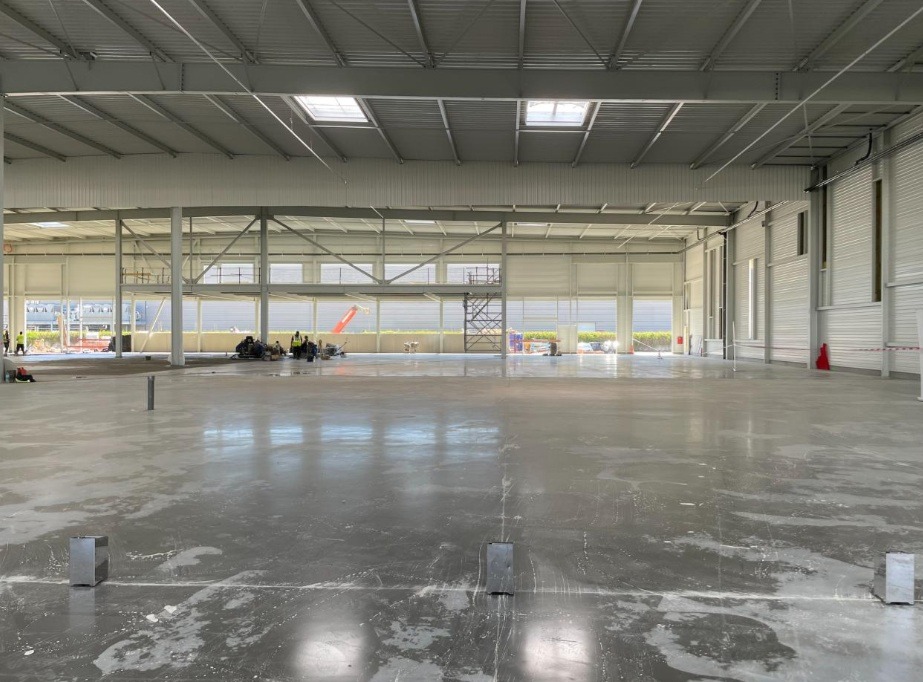 LOCATION ACTIVITES/BUREAUX 8160 m²