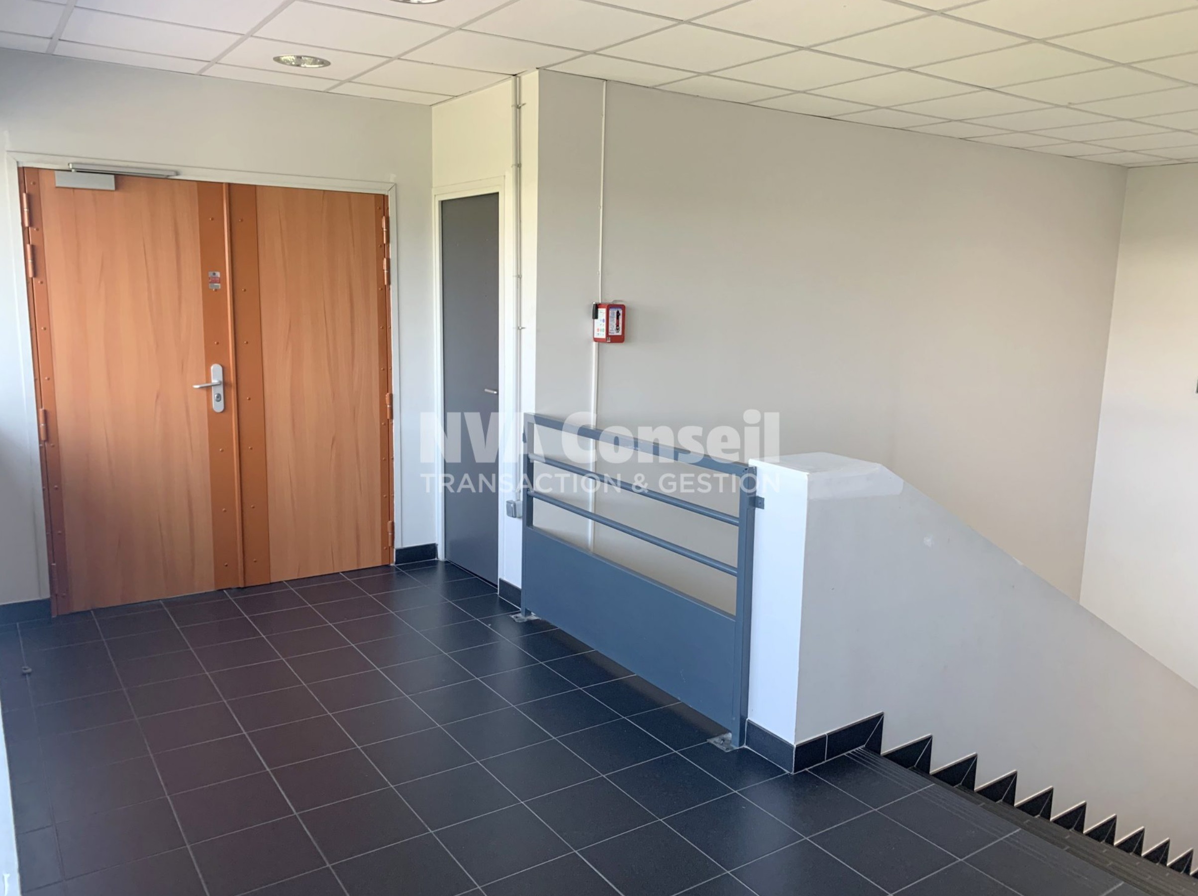 LOCATION ACTIVITES/ENTREPOT 847 m²