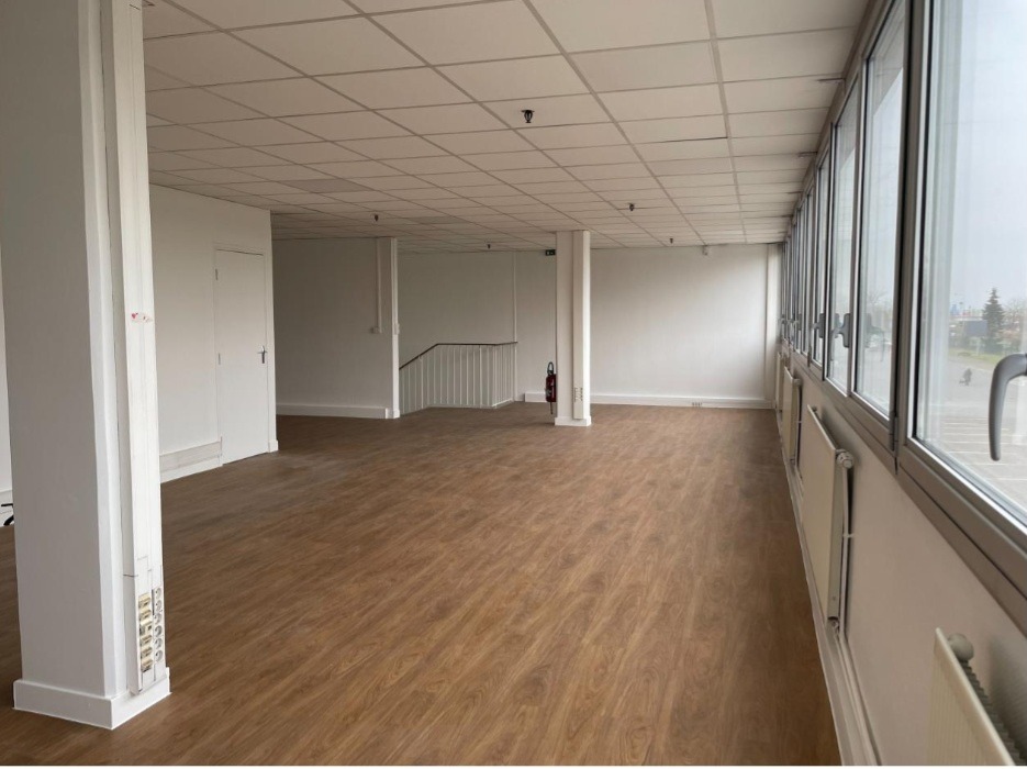 LOCATION ACTIVITES/ENTREPOTS/BUREAUX 4060 m²