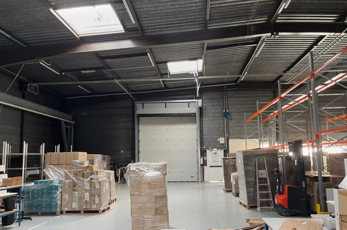 LOCATION ACTIVITES/BUREAUX 2250 m²