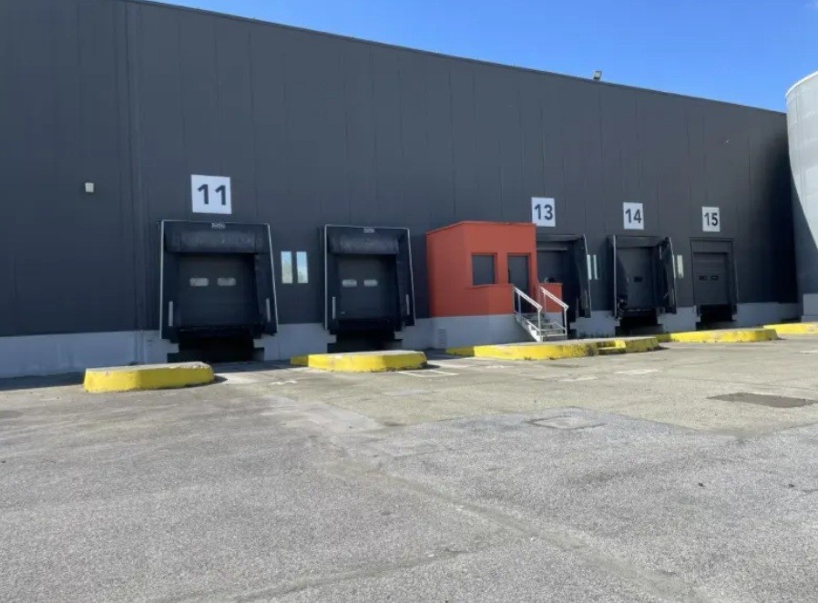 LOCATION ACTIVITES/ENTREPOTS 18372 m² SUR TERRAIN DE 45 000 m²)
