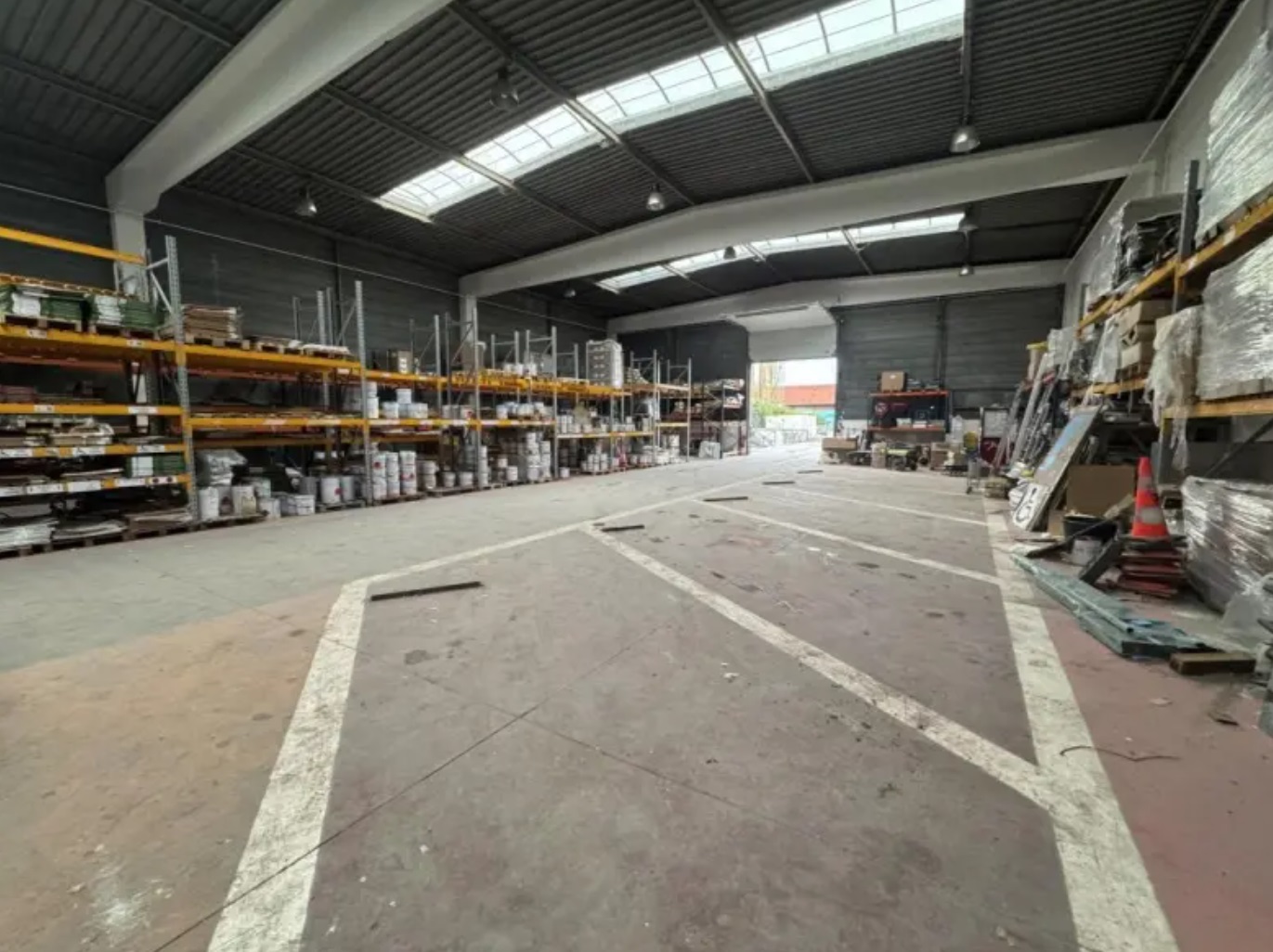 LOCATION ENTREPOT/ACTIVITE/BUREAUX 769 m²