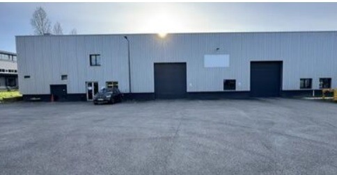 LOCATION ACTIVITES/BUREAUX 3800 m²