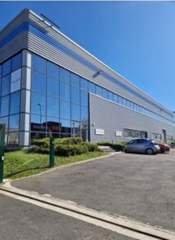 LOCATION ACTIVITES/BUREAUX 902 m²