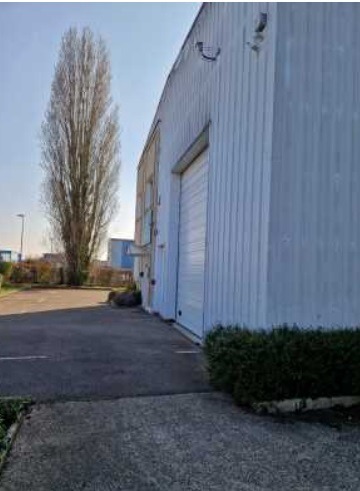 LOCATION ACTIVITES/BUREAUX 588 m²
